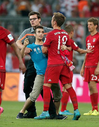 Nach dem Spiel rannte ein Flitzer zu Mario Götze aufs Feld. Dann griff der Ordnungsdienst ein.