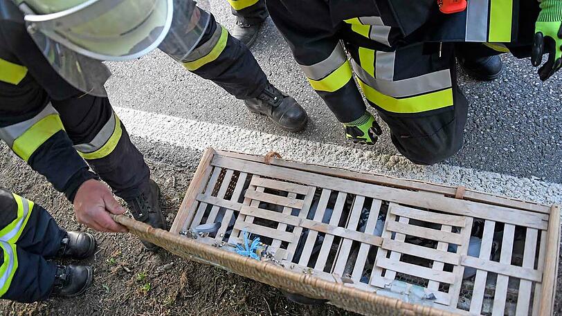 Bilder vom Unfall in Bruck, bei dem sich das Auto überschlug und der Fahrer starb.