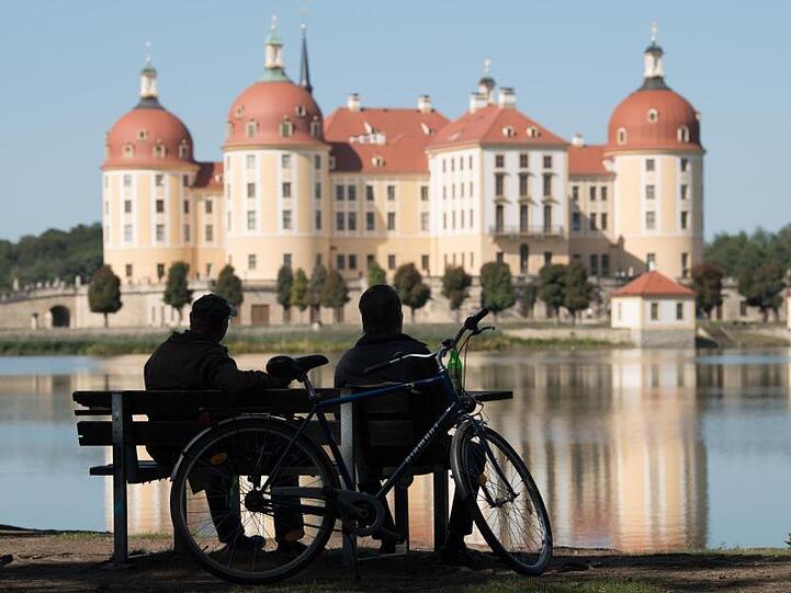 Strahlende Sonne über Schloss Moritzburg, dem einstigen Jagdschloss der Wettiner.