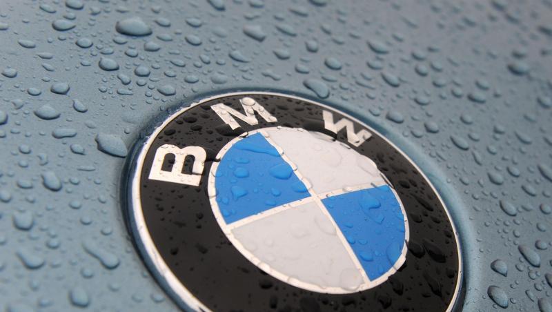 Das regennasse Firmenemblem eines BMW-Neuwagens ist zu sehen. Foto: Ingo Wagner/Archivbild Das regennasse Firmenemblem eines BMW-Neuwagens ist zu sehen. Foto: Ingo Wagner/Archivbild