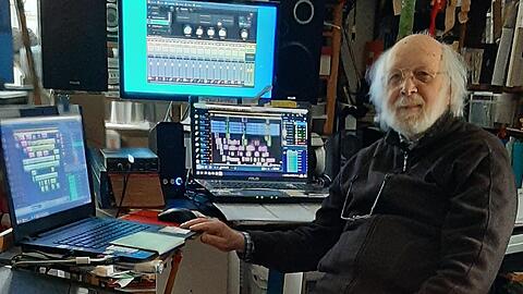 Winfried Huyer-May beim Musikmachen.