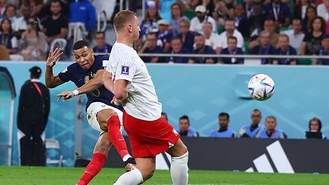 Kylian Mbappe (l) erzielt das 2:0 für Frankreich gegen Polen.