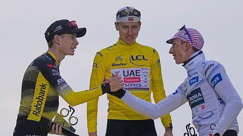 Die drei besten Radprofis bei der Tour de France 2025: Tadej Pogacar (M), Jonas Vingegaard (l) und Florian Lipowitz.