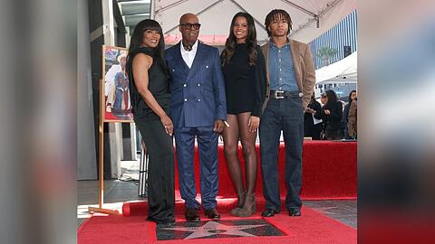 Courtney B. Vance mit seiner Frau Angela Bassett und den gemeinsamen 19-j&auml;hrigen Zwillingen auf dem Walk of Fame.