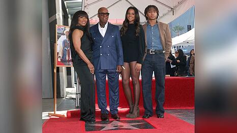 Courtney B. Vance mit seiner Frau Angela Bassett und den gemeinsamen 19-j&auml;hrigen Zwillingen auf dem Walk of Fame.
