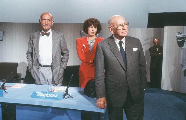 Marianne Koch mit Hans Sachs und Robert Lembke (re.) im Studio der Ratesendung „Was bin ich?“ (1988). Marianne Koch mit Hans Sachs und Robert Lembke (re.) im Studio der Ratesendung „Was bin ich?“ (1988).