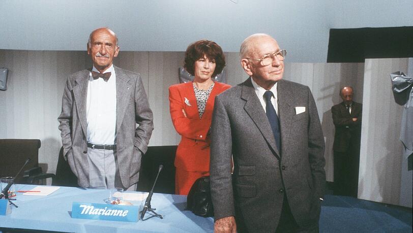 Marianne Koch mit Hans Sachs und Robert Lembke (re.) im Studio der Ratesendung „Was bin ich?“ (1988). Marianne Koch mit Hans Sachs und Robert Lembke (re.) im Studio der Ratesendung „Was bin ich?“ (1988).