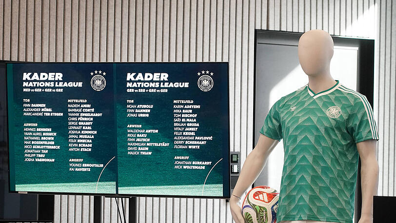 Eigentlich wollte die deutsche Nationalmannschaft im neuen Retro-Trikot von 1990 gegen die Niederlande auflaufen. Eigentlich wollte die deutsche Nationalmannschaft im neuen Retro-Trikot von 1990 gegen die Niederlande auflaufen.