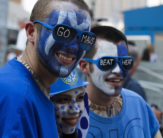 Dirk Nowitzki und seine Dallas Mavericks gleichen in der NBA-Finals-Serie zum 2:2 aus. Auf die Unterstützung der Fans können die Mavs bauen. Die American Airline Arena in Dallas gilt als eine der lautesten Hallen in der NBA.