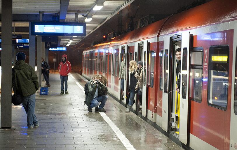 Tragische Unfälle, neue Linien und ein "Abschiedssaufen", bei dem rund 230.000 Euro Schaden entstanden - ein Rückblick auf das Jahr 2011 aus Bahnsicht: Eine Bildauswahl.