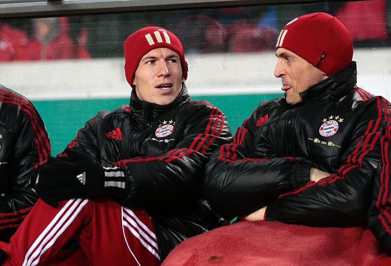 Bankdrücker, Plaudertasche: Arjen Robben (l.) mit Ersatzkeeper Jörg Butt.