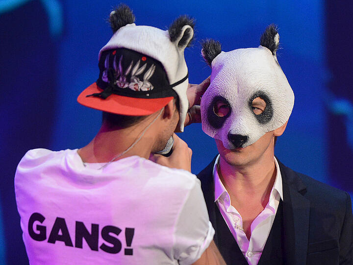 Die Antwort ist dann aber ganz harmlos: "Gans". Markus Lanz kriegt eine Pandamaske auf und guckt mehr oder weniger glücklich aus der Wäsche.