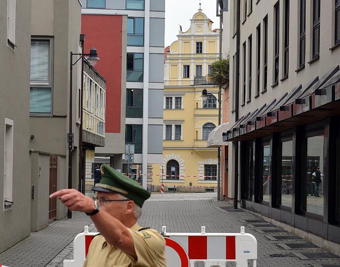 Polizeieinsatz in Ingolstadt: Ein Geiselnehmer hält mehrere Menschen im alten Rathaus gefangen.