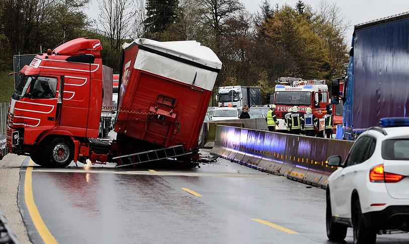 Die A8 in Richtung Salzburg ist auf Höhe Bergen vollständig gesperrt gewesen: Ein Lkw war gegen eine Leitplanke gerast. Außerdem ist Diesel und Benzin ausgelaufen. Die Bilder.