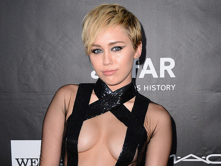 In diesem Outfit sollte Miley Cyrus sich lieber nicht bei Maria Shriver blicken lassen