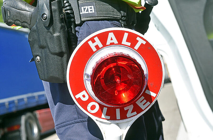 Polizeikontrolle auf der Autobahn - dem Fahrer des Leichentransports konnte Kokainkonsum nachgewiesen werden. (Symbolbild)