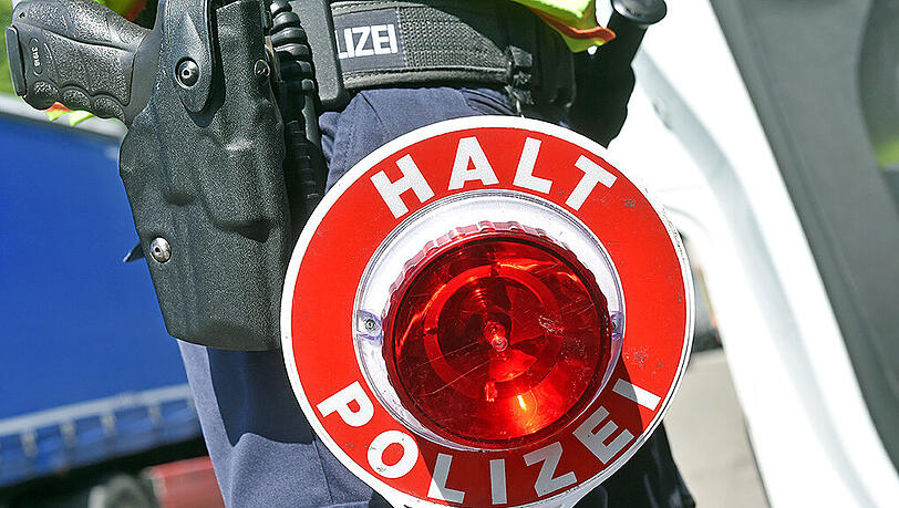 Polizeikontrolle auf der Autobahn - dem Fahrer des Leichentransports konnte Kokainkonsum nachgewiesen werden. (Symbolbild) Polizeikontrolle auf der Autobahn - dem Fahrer des Leichentransports konnte Kokainkonsum nachgewiesen werden. (Symbolbild)
