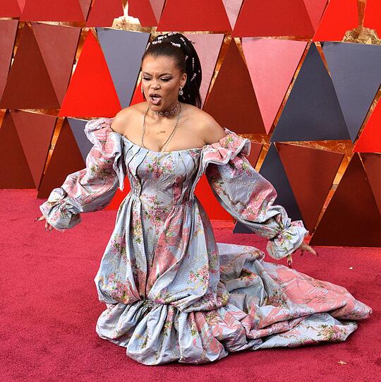 Andra Day legt sich ins Zeug, um aufzufallen.