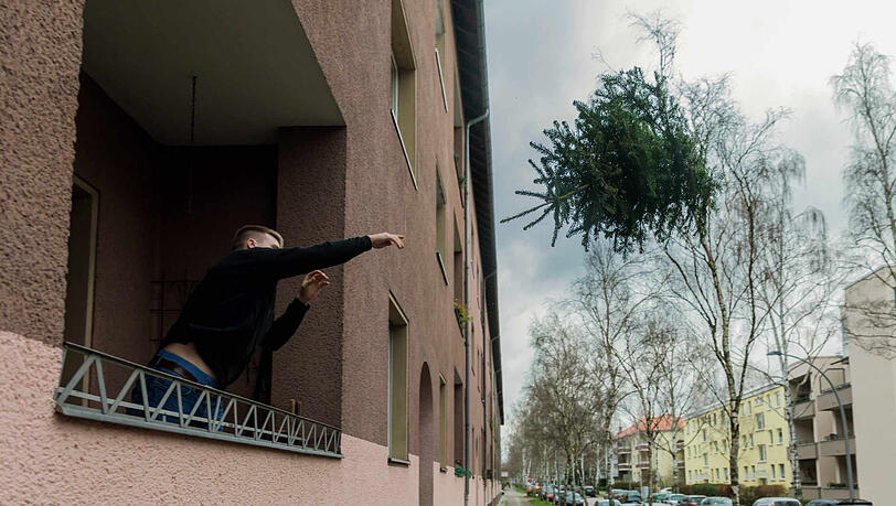 Wohin mit dem Christbaum? Vom Balkon werfen jedenfalls ist keine gute Lösung.