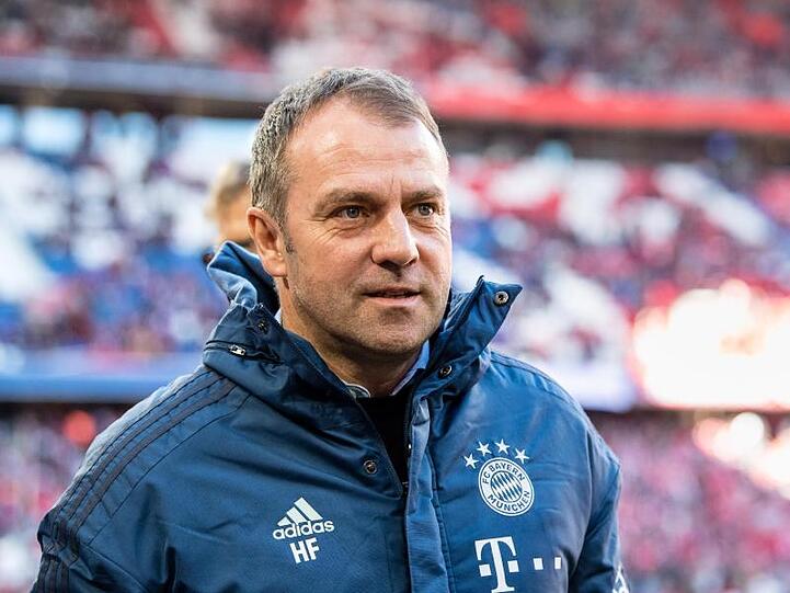 Trainer Hansi Flick vom FC Bayern München steht vor Spielbeginn am Spielfeldrand. Foto: Matthias Balk/dpa/Archivbild