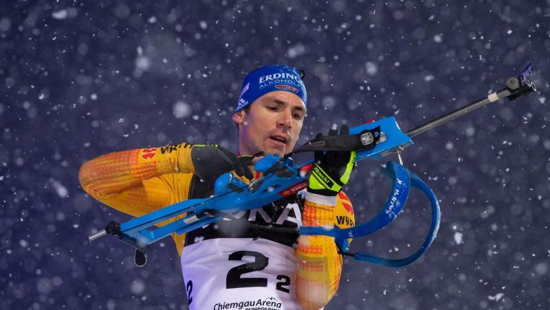 Simon Schempp aus Deutschland steht am Schießstand.