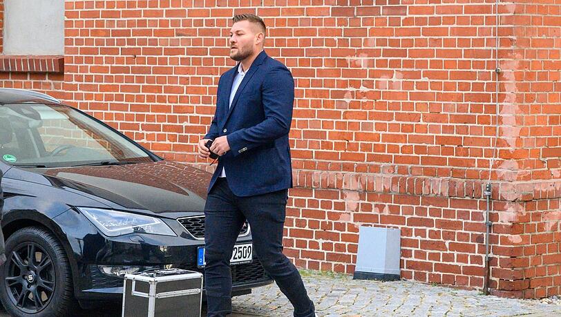 Verlässt das Gericht als freier Mann: Schwergewichtsboxer Tom Schwarz, der seiner Ex-Freundin einen dreifachen Kieferbruch zugefügt hat.