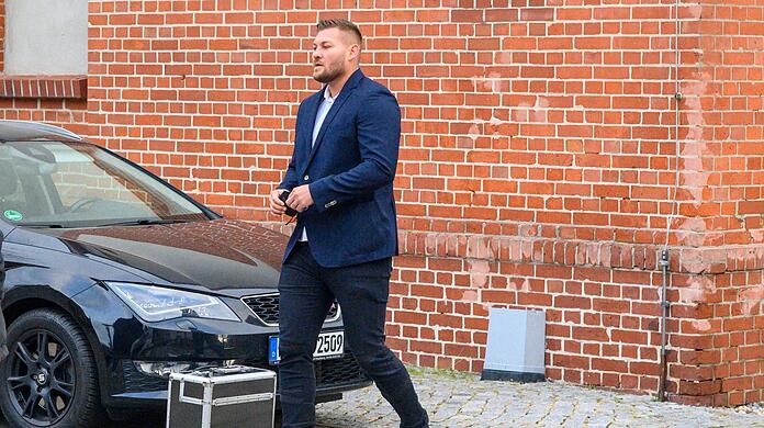 Verlässt das Gericht als freier Mann: Schwergewichtsboxer Tom Schwarz, der seiner Ex-Freundin einen dreifachen Kieferbruch zugefügt hat.
