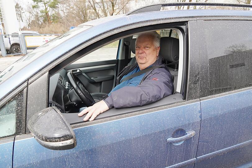 Rentner Werner Mengele (68): "Ich war sehr überrascht, weil sich der Himmel so verfärbt hat. Aber als Rentner habe ich Zeit und bin daher jetzt erstmal zur Waschstraße gefahren."