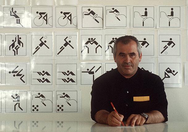 Grafikdesigner Otl Aicher vor einigen seiner zu den Olympischen Spielen entworfenen Piktogrammen. (Archivbild) Grafikdesigner Otl Aicher vor einigen seiner zu den Olympischen Spielen entworfenen Piktogrammen. (Archivbild)