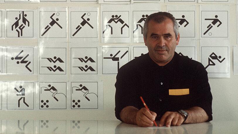 Grafikdesigner Otl Aicher vor einigen seiner zu den Olympischen Spielen entworfenen Piktogrammen. (Archivbild) Grafikdesigner Otl Aicher vor einigen seiner zu den Olympischen Spielen entworfenen Piktogrammen. (Archivbild)