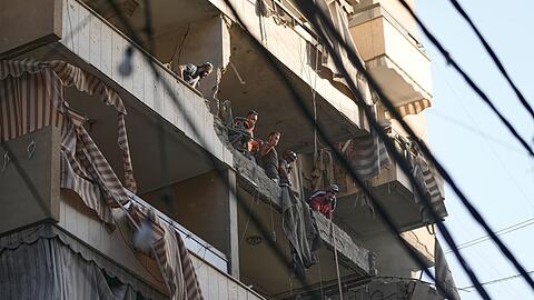 Mitglieder des libanesischen Zivilschutzes untersuchen Schäden in getroffener Wohnung in südlichem Vorort von Beirut.