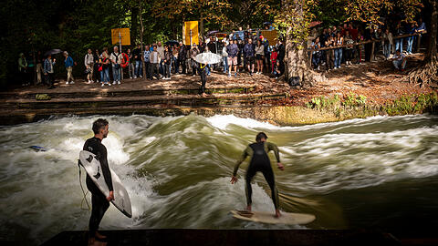 So hat das Surferspektakel am Eisbach im Englischen Garten noch vergangenen Sommer ausgesehen.