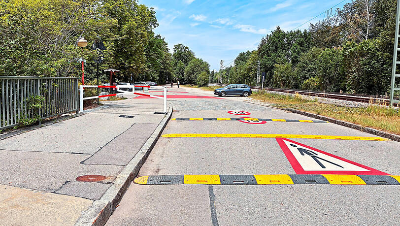 Sollen Radfahrer, die zu schnell unterwegs sind, ausbremsen: die drei heuer zusätzlich angebrachten Bodenschwellen. Jüngst kam hier noch eine "Umlaufsperre" am Gehweg daneben hinzu. Sollen Radfahrer, die zu schnell unterwegs sind, ausbremsen: die drei heuer zusätzlich angebrachten Bodenschwellen. Jüngst kam hier noch eine "Umlaufsperre" am Gehweg daneben hinzu.