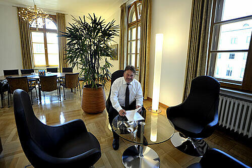 Landwirtschaftsminister Helmut Brunner in seinem Büro.
