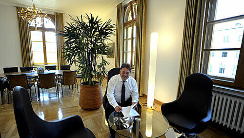 Landwirtschaftsminister Helmut Brunner in seinem Büro.