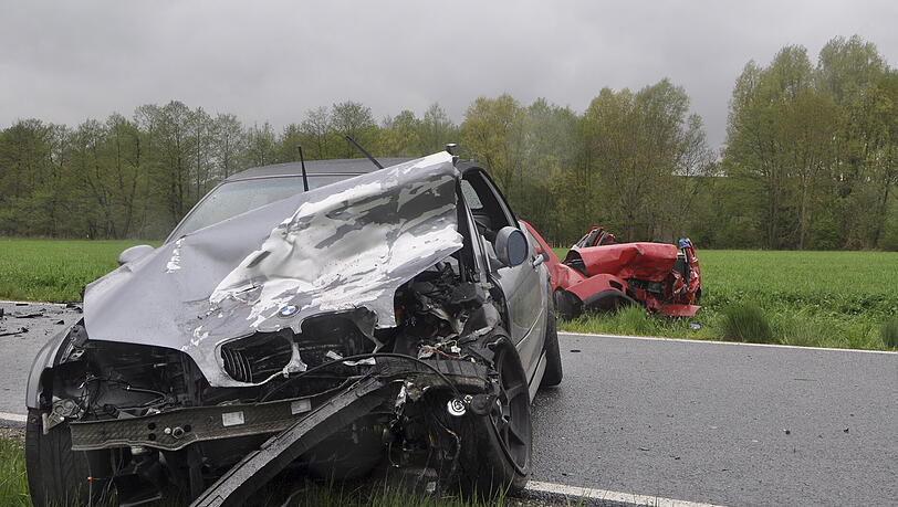 Nur noch zwei Blechhaufen: Die völlig zerstörten BMW zeigen, wie stark der Aufprall gewesen sein muss Nur noch zwei Blechhaufen: Die völlig zerstörten BMW zeigen, wie stark der Aufprall gewesen sein muss