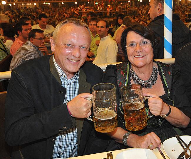 Interessante Gespräche in entspannter Atmosphäre: AZ-Geschäftsführer
Dieter Schmitt und Edith von Welser-Ude.