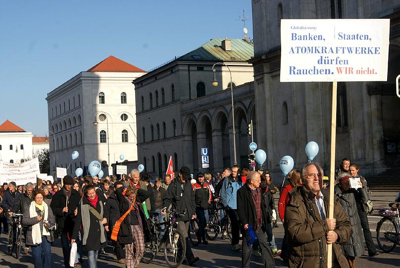Mit Plakaten gingen rund 300 Menschen in München auf die Straße: Ihr Ziel: mehr Demokratie.