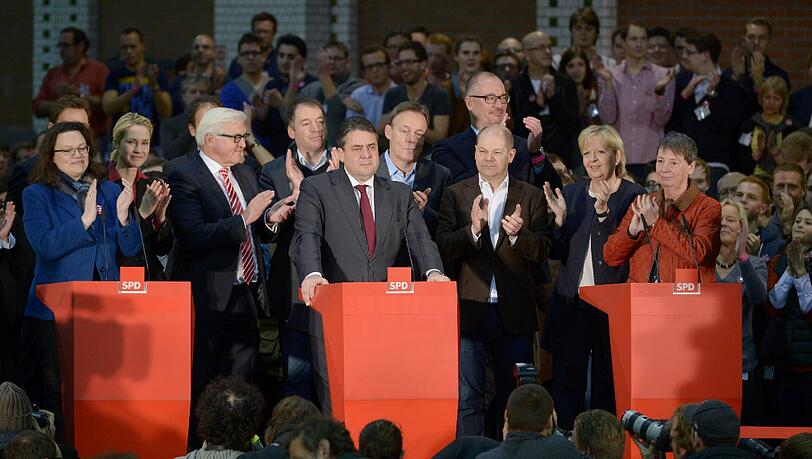 Die SPD-Mitglieder entschieden sich für die Große Koalition aus CDU/CSU und SPD. Die SPD-Mitglieder entschieden sich für die Große Koalition aus CDU/CSU und SPD.