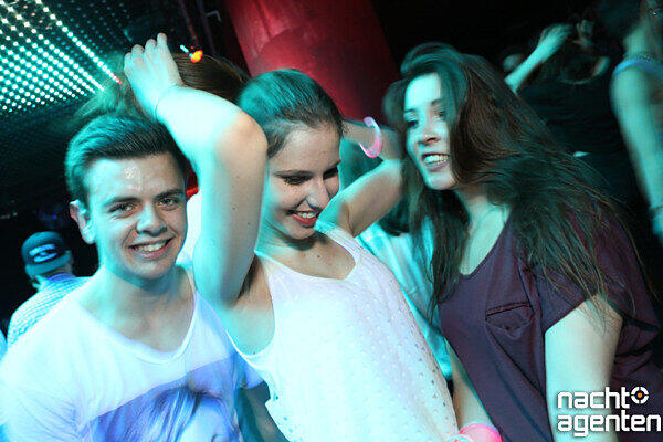 Im 8 Below ging es bunt zu unter dem Motto "Wir sehen Farben presents Binary 404 Showcase". Mehr Bilder unter: href="http://www.nachtagenten.de/event/19.04.2014/8-below/wir-sehen-farben-presents-binary-404-showcase.302877.html