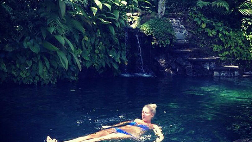Lena Gercke relaxt im Pool Lena Gercke relaxt im Pool