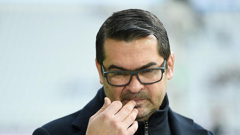 Grübelnder Sportchef: Gerhard Poschner beim Spiel gegen den KSC Grübelnder Sportchef: Gerhard Poschner beim Spiel gegen den KSC