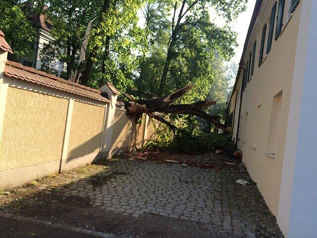 In Affing hat der Tornado gewütet und Häuser abgedeckt.