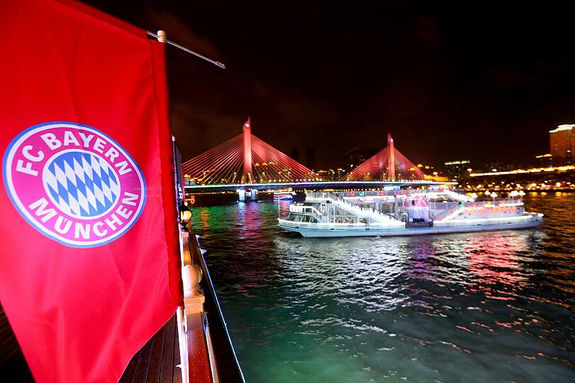 Manuel Neuer und Thomas Müller beim Fluss-Fußball. Hier gibt's die Bilder.