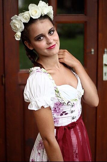Lena ist zarte 18 Jahre alt und macht derzeit eine Ausbildung zur Restaurantfachfrau.