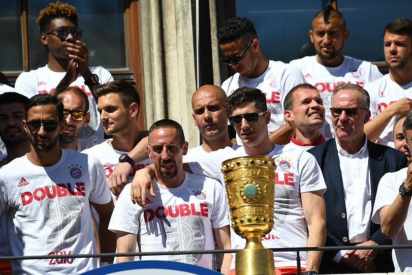 Pokal-Sause, Pep-Abschied und Double-Feier: Der FC Bayern lässt's auf dem Rathausbalkon krachen. Die Bilder.