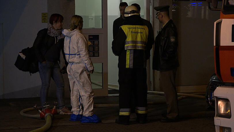 Die Feuerwehr fand in einem Bordell in Nürnberg eine tote Frau - die Bilder vom Einsatz.