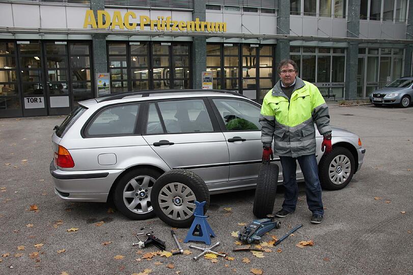 Vorbereitung ist alles. KfZ-Meister Christian Adler vom ADAC rät zur &bdquo;Vorsicht beim bordeigenen Wagenheber&ldquo;. Die seien &bdquo;nur Notbehelf&ldquo;, wenn überhaupt noch einer drin ist. Ein Hydraulikheber &bdquo;aus dem Baumarkt&ldquo; reicht. Dazu Bock, ein Radkreuz, ein Drehmomentschlüssel und eine Drahtbürste.