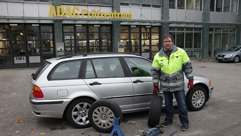 Vorbereitung ist alles. KfZ-Meister Christian Adler vom ADAC rät zur „Vorsicht beim bordeigenen Wagenheber“. Die seien „nur Notbehelf“, wenn überhaupt noch einer drin ist. Ein Hydraulikheber „aus dem Baumarkt“ reicht. Dazu Bock, ein Radkreuz, ein Drehmomentschlüssel und eine Drahtbürste. Vorbereitung ist alles. KfZ-Meister Christian Adler vom ADAC rät zur „Vorsicht beim bordeigenen Wagenheber“. Die seien „nur Notbehelf“, wenn überhaupt noch einer drin ist. Ein Hydraulikheber „aus dem Baumarkt“ reicht. Dazu Bock, ein Radkreuz, ein Drehmomentschlüssel und eine Drahtbürste.