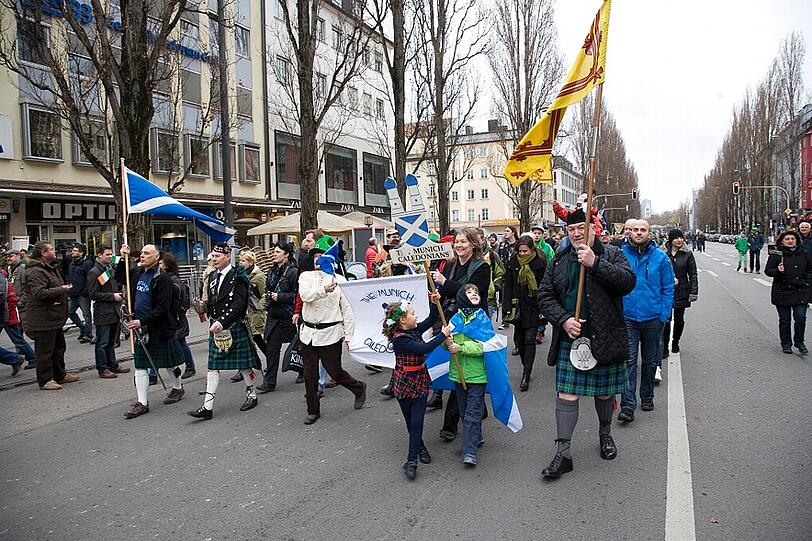 Irisches Brauchtum auf den Straßen München: Beim Umzug zum St. Patrick's Day sind Jung und Alt dabei - und gute Laune ist Pflicht.